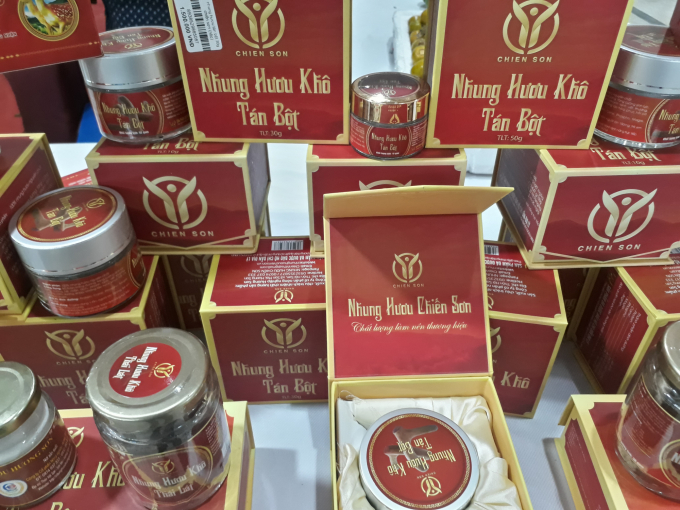 Sản phẩm nhung hươu đặc sản OCOP 4 sao của tỉnh Hà Tĩnh tham gia hội chợ. Sản phẩm có giá trung bình từ 800.000 - 3 triệu đồng/hộp.