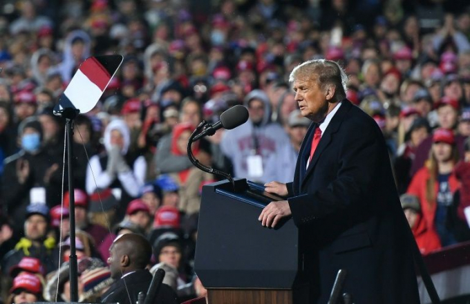 Tổng thống Mỹ từng hứng nhiều chỉ trích vì tổ chức nhiều buổi vận động tranh cử trước đám đông nhưng không đeo khẩu trang. Ảnh: AFP