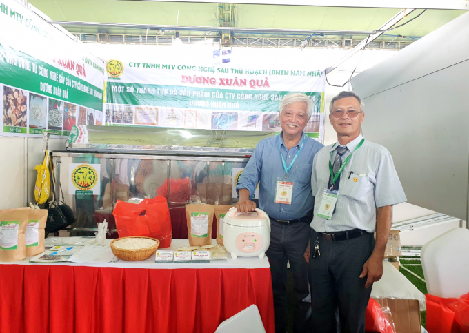 Ông Dương Xuân Quả giới thiệu sản phẩm gạo sữa tại các hội chợ, hội thảo trong nước. Ảnh: Lê Hoàng Vũ.