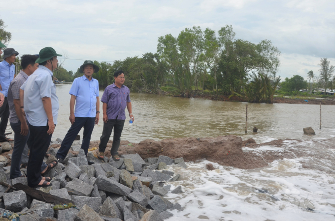 Chủ tịch UBND tỉnh Kiên Giang Đỗ Thanh Bình (thứ 2, từ phải qua) khảo sát tuyến đê biển Tây khu vực huyện An Minh, bị vỡ do mưa bão . Ảnh: Trang Thùy.
