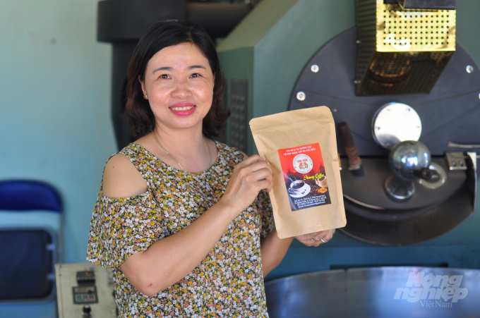 Tại vùng cà phê Tây Nguyên, nhiều hợp tác xã được sự hỗ trợ của dự án VnSAT đã thực hiện sơ chế, chế biến để nâng cao giá trị cho sản phẩm. Ảnh: Minh Hậu.