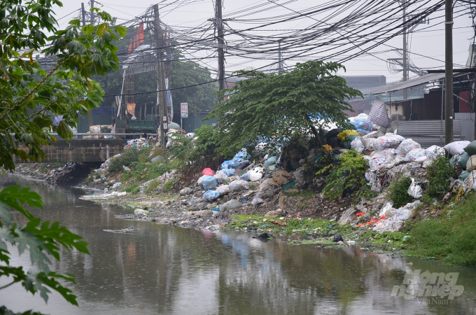 Rác thải ở một vùng ngoại thành Hà Nội. Ảnh: NNVN.