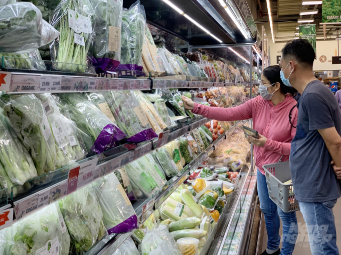 Người tiêu dùng ưa chuộng mua thực phẩm tại hệ thống siêu thị hiện đại. Ảnh: Tố Như.