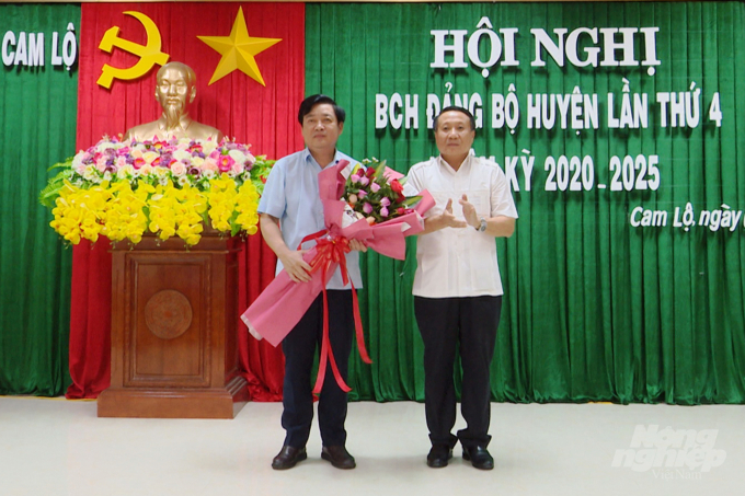Tân Bí thư Huyện ủy Cam Lộ Ngô Quang Chiến nhận hoa chúc mừng từ lãnh đạo tỉnh Quảng Trị. Ảnh: CĐ.