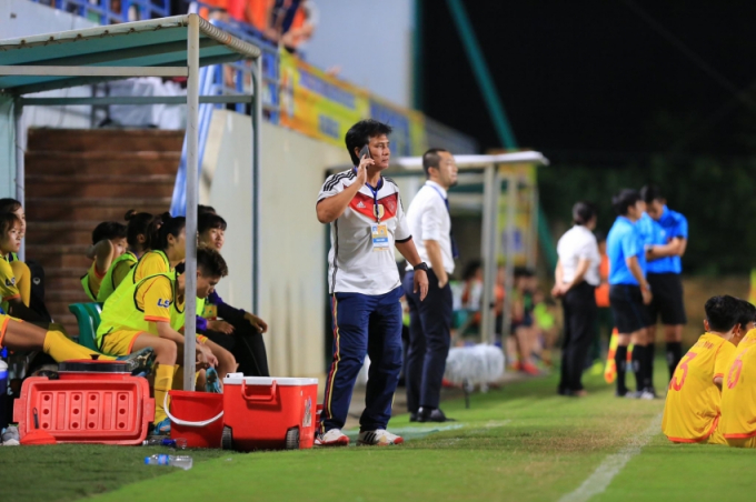 HLV Nguyễn Thế Cường gọi điện trong lúc trận đấu gián đoạn nhưng không kêu gọi cầu thủ trở lại thi đấu.