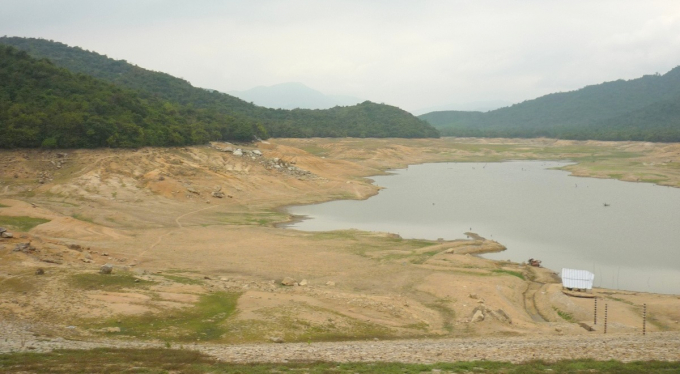 Hầu hết các hồ chứa nhỏ ở Bình Định đã cạn kiệt nên mưa trong mấy ngày qua lượng nước bổ sung vào hồ không đáng kể. Ảnh: V.Đ.T.