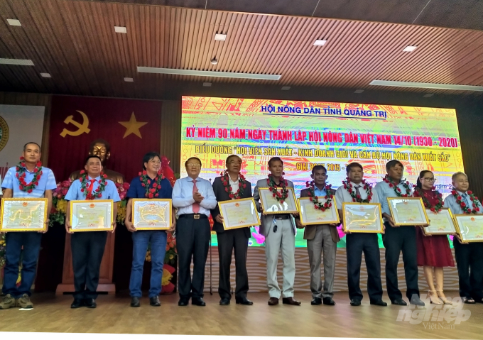 Đại diện lãnh đạo tỉnh Quảng Trị trao bằng khen cho hội viên sản xuất - kinh doanh giỏi và cán bộ hội nông dân xuất sắc. Ảnh: Công Điền.