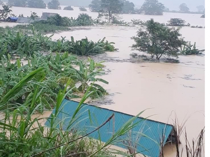 Nhiều khu dân cư ven sông Gianh bị lũ nhấn chìm. Ảnh: CTV