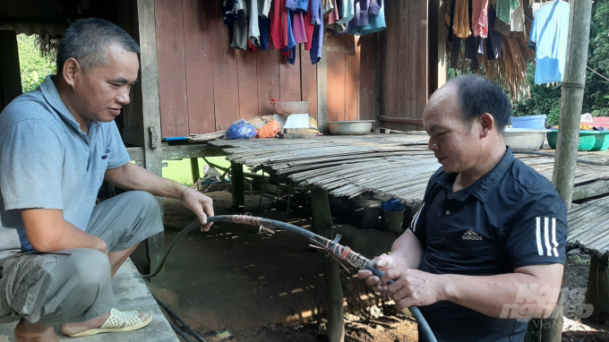 Những người dân Nà Niềng có điều kiện đã tự bỏ tiền đầu tư hàng km ống nhựa dẫn nước từ khe núi về. Ảnh: Toán Nguyễn.