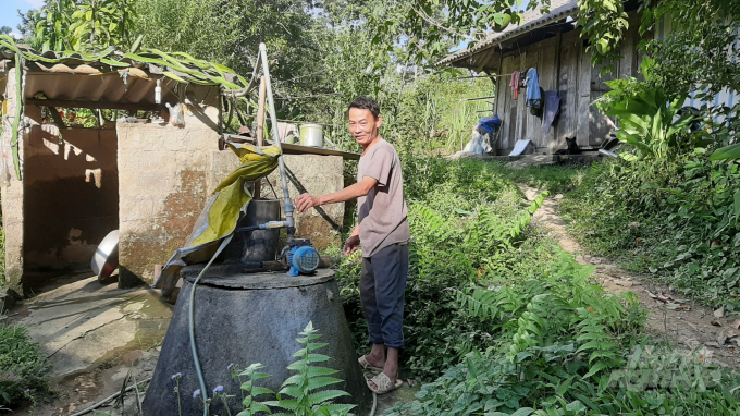 Nguy cơ mạch nước ngầm ở xã Bằng Lãng bị ô nhiễm do các hoạt động từ các mỏ quặng chì kẽm và xưởng chế biến khoáng sản, nhưng nhiều người dân Bằng Lãng vẫn phải dùng giếng đào. Ảnh: Toán Nguyễn.