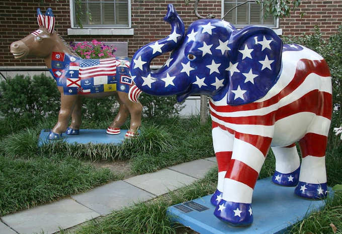 Biểu tượng của 2 đảng lớn nhất nước Mỹ - Dân chủ (bên trái) và Cộng hòa. Ảnh: AFP.