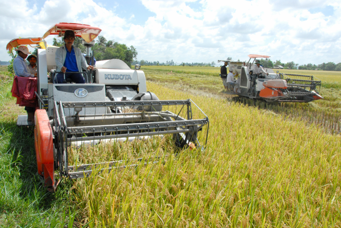 Nhiều năm qua, Agribank chi nhánh An Giang đã hỗ trợ cho hàng ngàn lượt hộ nông dân vay vốn mua máy móc phục vụ sản xuất nông nghiệp. Ảnh: Lê Hoàng Vũ.