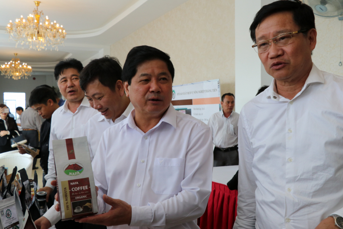 Thứ trưởng Bộ NN-PTNT Lê Quốc Doanh đánh giá cao chuỗi giá trị của cà phê do VnSAT hỗ trợ. Ảnh: Tuấn Anh.
