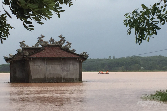 Nhiều vùng ở Quảng Trị vẫn còn chìm trong nước lũ. Ảnh: Công Điền.