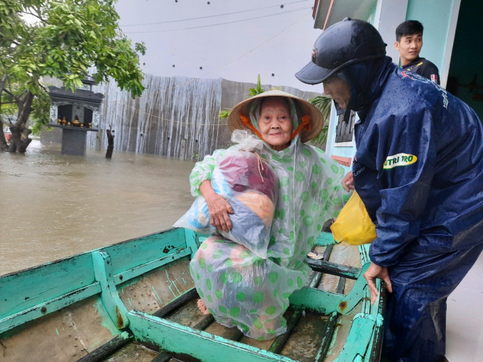 Lực lượng chức năng đưa người dân vùng ngập nước đến nơi an toàn. Ảnh: L.K.