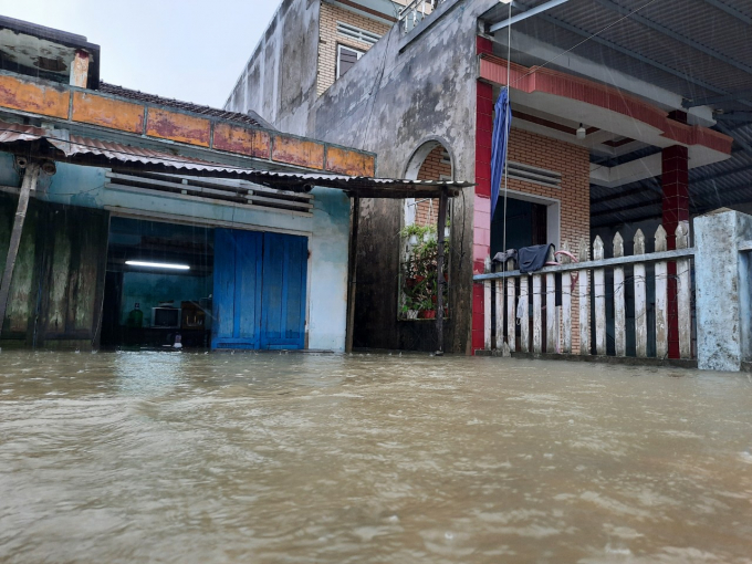 Nhiều ngôi nhà ở Quảng Nam ngập sâu trong nước. Ảnh: L.K.