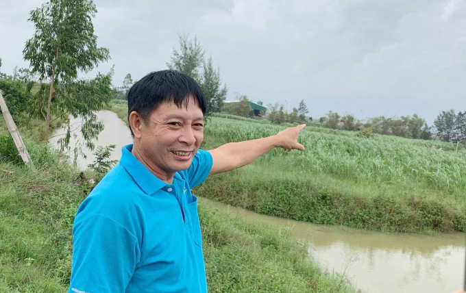 Ông Nguyễn Văn Bồn: 'Bên kia được quy hoạch làm khu nuôi bò và nuôi gà'. Ảnh: B. Châu.