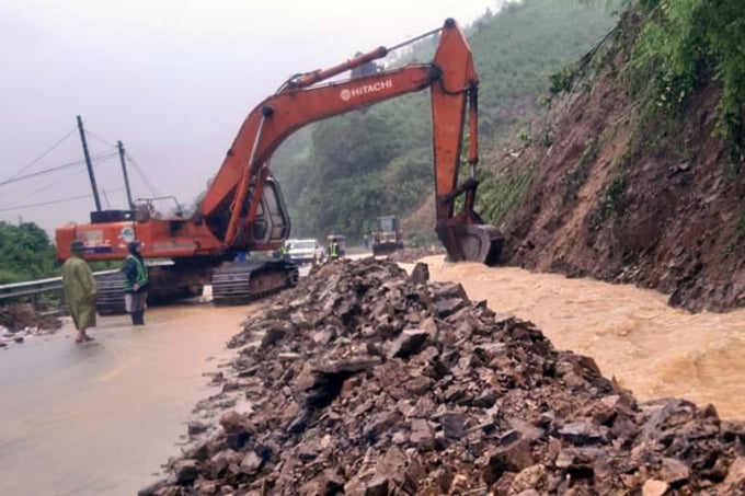 Quốc lộ 9 đoạn qua huyện Đakrông, tỉnh Quảng Trị sạt lở nghiêm trọng. Ảnh: Công Điền.