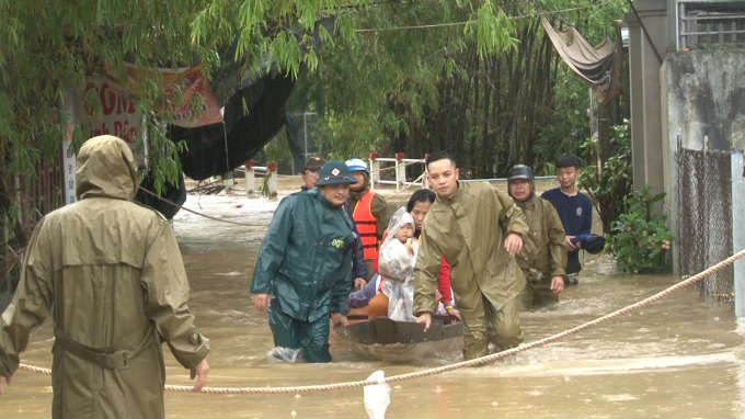 Tỉnh Thừa Thiên- Huế đã phải di dời hàng trăm hộ dân ra khỏi vùng ngập lụt, nguy hiểm. Ảnh: Tiến Thành.