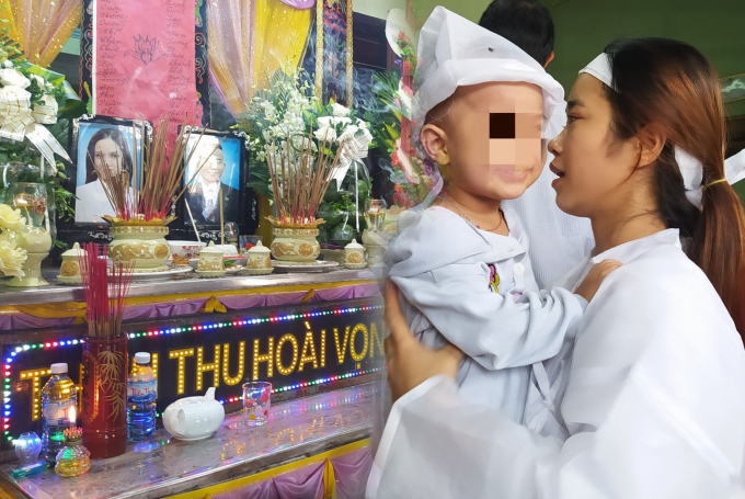 Bé Lê Lưu Thanh Trúc đã phải sớm chịu cảnh mồ côi. Ảnh: L.K.