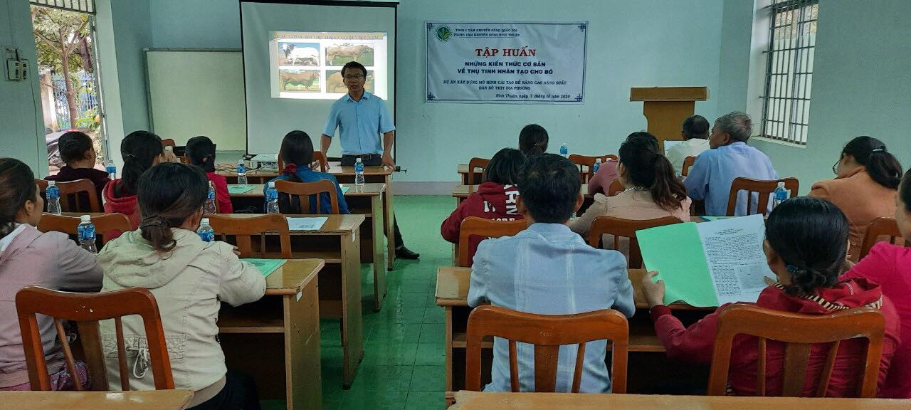 Học viên 2 xã Hòa Sơn và Lương Sơn tham gia tập huấn kiến thức cơ bản về thụ tinh nhân tạo tại Trạm Khuyến nông huyện Ninh Sơn.