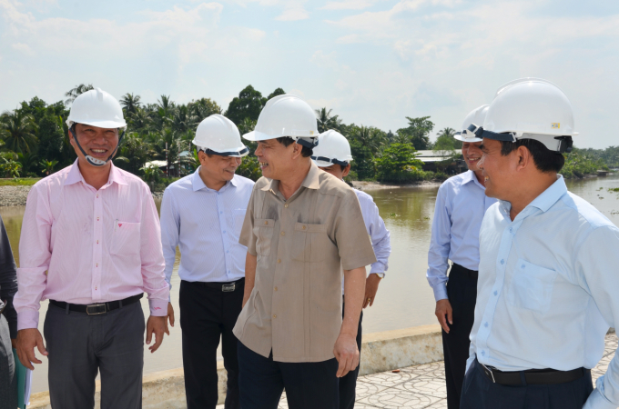 Bộ trưởng Nguyễn Xuân Cường trong một chuyến kiểm tra các công trình thủy lợi vùng ĐBSCL. Ảnh: Minh Đãm.