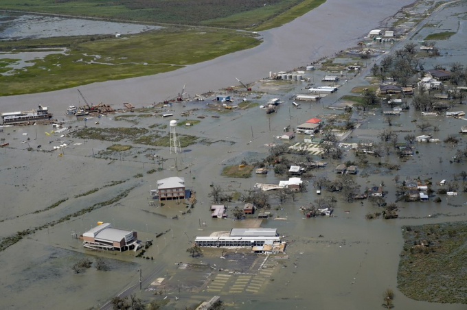 Bão Laura gây thiệt hại nặng và ngập lụt nhiều nơi ở khu vực Vịnh Mexico hôm 27/8/2020. Ảnh: AP