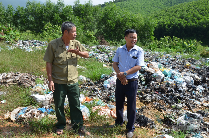 Ông Hùng cùng lãnh đạo xã bàn chuyện thu gom rác về bãi. Ảnh: Dương Đình Tường.