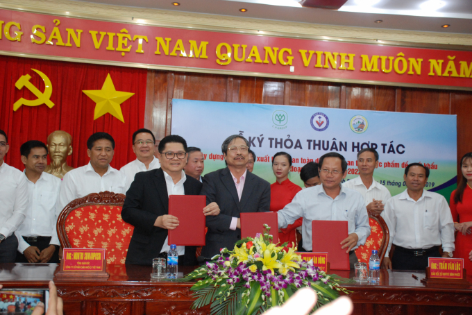C.P.Việt Nam ký kết thỏa thuận xây dựng chuỗi sản xuất thịt gà xuất khẩu tại UBND tỉnh Bình Phước. Ảnh: Trần Trung.