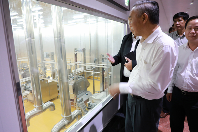 Thứ trưởng Bộ NN-PTNT Phùng Đức Tiến và đoàn công tác thăm, làm việc tại khu sản xuất thịt gà xuất khẩu tại Bình Phước. Ảnh: Trần Trung.