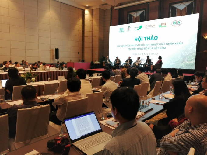 Các đại biểu tham dự hội thảo cho rằng, Việt Nam cần tiếp tục siết chặt việc quản lí nhập khẩu gỗ nguyên liệu, phòng ngừa những rủi ro về nguồn gốc gỗ. Ảnh: Trung Quân.