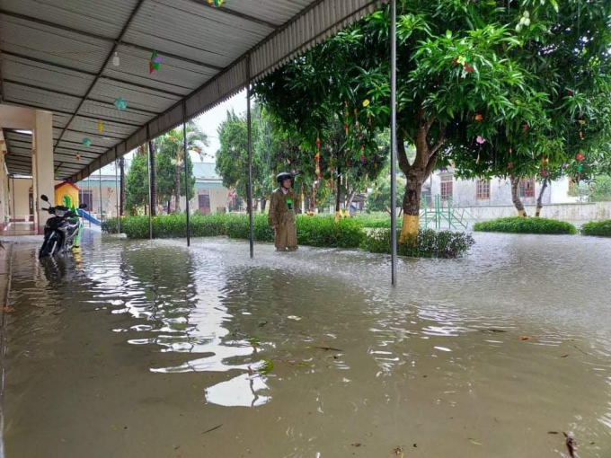 Nhiều trường học ở các huyện Hương Khê, Can Lộc, Cẩm Xuyên, Thạch Hà... chìm trong nước lũ. Ảnh: Gia Hưng.