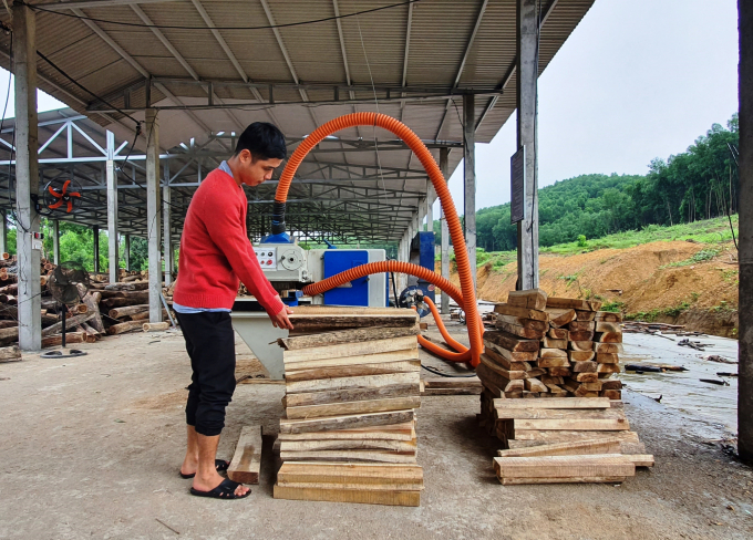 HTX Hiệp Thuận bỏ hàng tỷ đồng để đầu tư nhà xưởng, mua trang thiết bị máy móc phục vụ cho việc sơ chế gỗ để xuất khẩu. Ảnh: Lê Khánh
