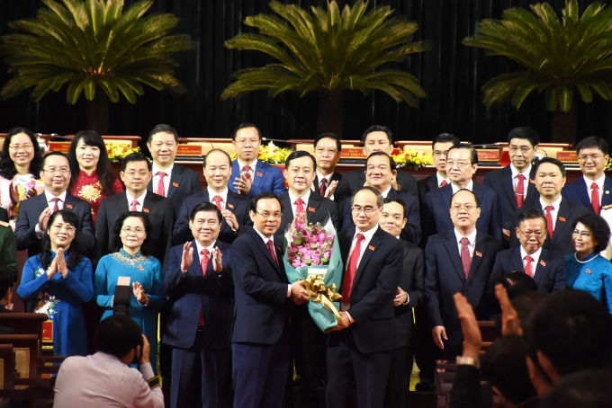 Ông Nguyễn Thiện Nhân,  Ủy viên Bộ Chính trị, trưởng đoàn đại biểu Quốc hội khóa XIV đơn vị TP.HCM tặng hoa chúc mừng Tân Bí thư Thành ủy TP.HCM Nguyễn Văn Nên. Ảnh: TTBC Đại hội.