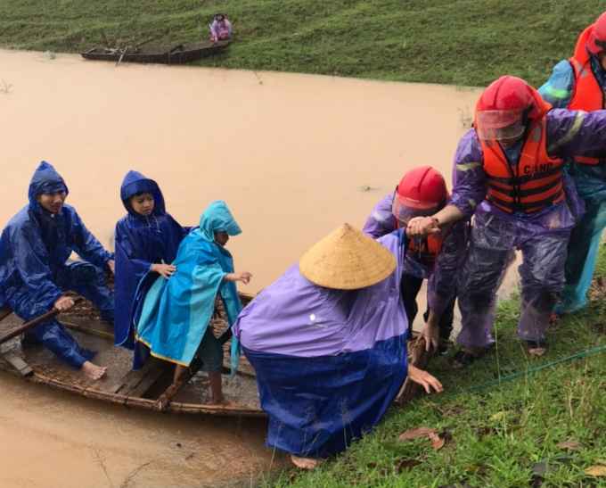 Người dân huyện Cẩm Xuyên, Thach Hà, TP Hà Tĩnh trắng đêm 'chạy' lũ. Ảnh: Thanh Nga.