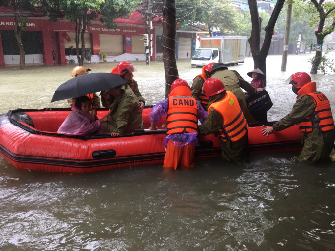 Lực lượng công an hỗ trợ đưa bệnh nhân ở đường Nguyễn Chí Thanh, TP Hà Tĩnh đi bệnh viện. Ảnh: Thanh Nga.