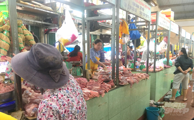 Thịt heo được mổ tại Nhà máy giết mổ gia súc tập trung được bày bán tại các chợ người tiêu dùng yên tâm sử dụng. Ảnh: Vũ Đình Thung.