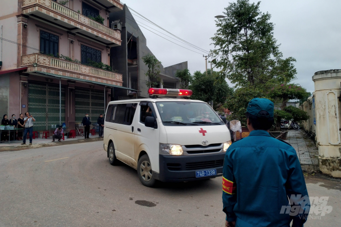 Xe chở thi thể nạn nhân di chuyển vào Trung tâm huấn luyện và thi đấu thể dục thể thao tỉnh Quảng Trị. Ảnh: Công Điền.