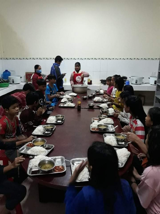 Bữa ăn tối của các em học sinh Trường Phổ thông Dân tộc bán trú Hướng Sơn chiều 20/10. Ảnh: NĐS.