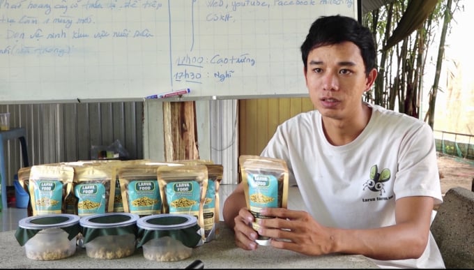 Anh Phong chia sẻ về những sản phẩm ấu trùng ruồi lính đen sấy khô tiệt trùng cung cấp ra thị trường trong nước. Ảnh: MS. 