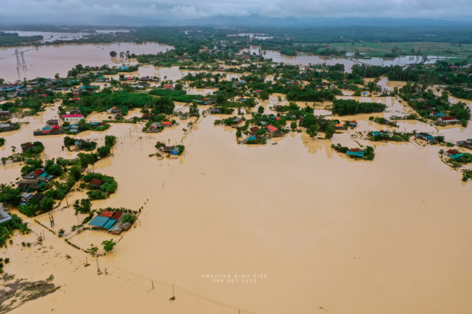 Hình ảnh lụt lội ở huyện Cam Lộ (Quảng Trị). Ảnh: Nguyễn Đình Diệp.