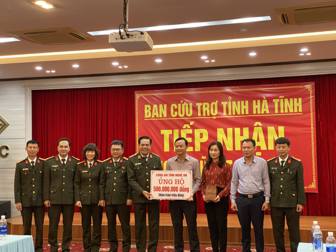 Công an tỉnh Nghệ An ủng hộ vùng lũ Hà Tĩnh 500 triệu đồng. Ảnh: Gia Hưng.