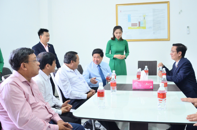 Thứ trưởng Lê Quốc Doanh (áo xanh nhạt) thăm nhà máy đóng gói của Vina T&T Group Bến Tre. Ảnh: Minh Đảm.