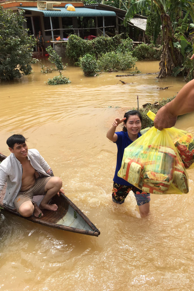 Người dân xã Hải Lâm, huyện Hải Lăng bị cô lập nhiều ngày trong lũ vui mừng khi có đoàn từ thiện vào tặng quà cứu trợ. Ảnh: Hải Yến.