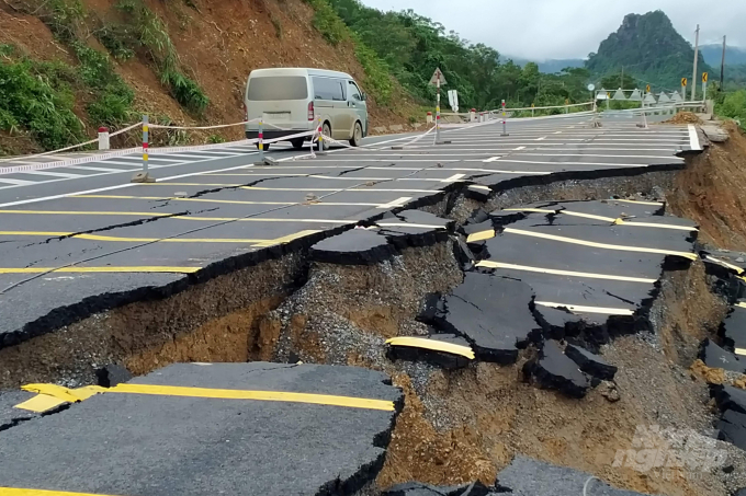 Quốc lộ 9 từ thành phố Đông Hà đi Cửa khẩu quốc tế Lao Bảo, huyện Hướng Hóa bị sạt lở nặng đến nay vẫn chưa khắc phục xong. Ảnh: Công Điền.