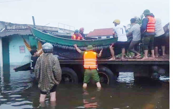 Ngư dân vùng biển đưa thuyền bơ nan vào cứu hộ bà con vùng lũ Lệ Thủy, Quảng Ninh. Ảnh: CTV.