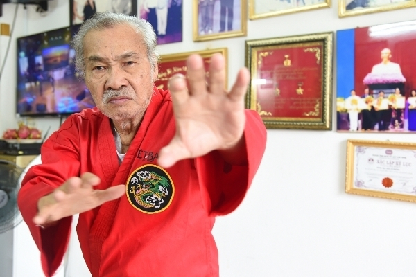 Lý Huỳnh biểu diễn võ thuật ở tuổi 75.