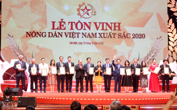 Ông Ngô Văn Đông, Tổng giám đốc Công ty CP Phân bón Bình Điền (đứng giữa) đón nhận Danh hiệu 'Doanh nghiệp đồng hành cùng nông dân'. Ảnh: Đình Thế.