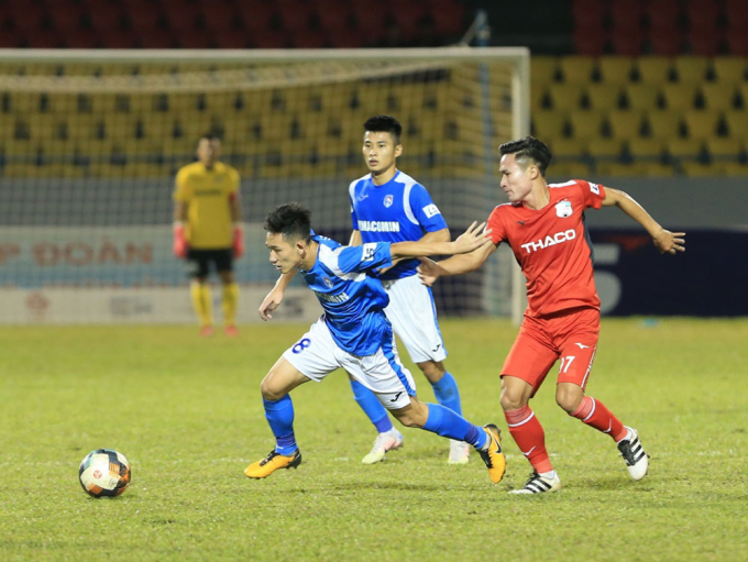 Quảng Ninh (áo xanh) thắng dễ nhờ HAGL sử dụng nhiều cầu thủ trẻ. Ảnh: VPF.