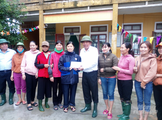 Phó Thủ tướng Trương Hòa Bình trao quà cho giáo viên ở huyện Hải Lăng, tỉnh Quảng Trị. Ảnh: Công Điền.